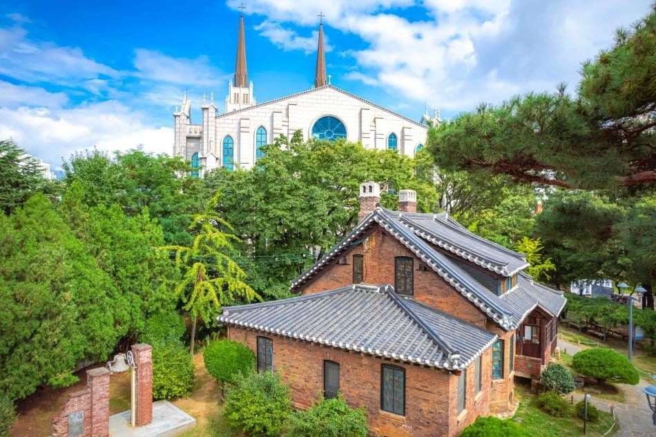 青蘿の丘にある煉瓦造の啓明大学校大邱東山病院医療宣教博物館と大邱第一教会