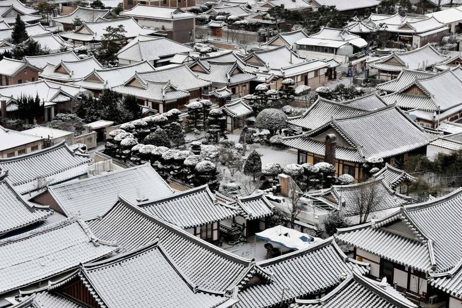 韓屋の瓦屋根に雪が降り積もる全州韓屋村