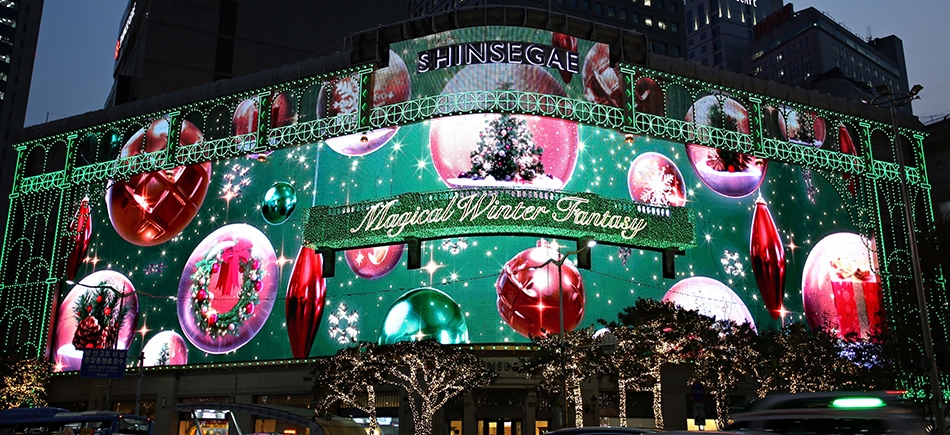 クリスマスの雰囲気あふれる新世界百貨店本店本館のメディアファサード