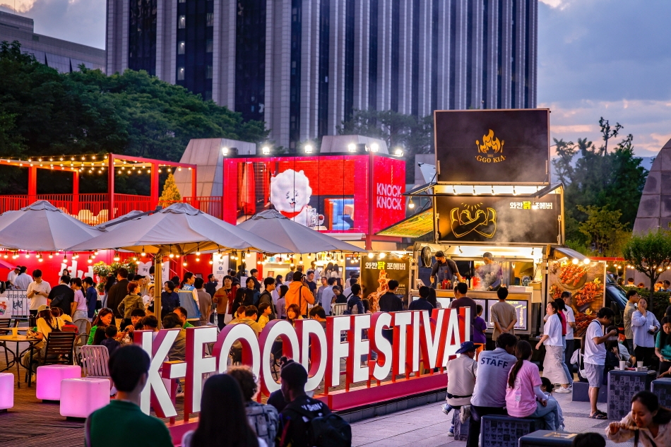 Vue du parvis du festival (aut : Knock-Knock Festival)  