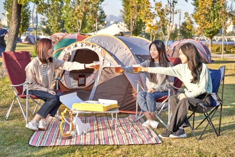 漢江公園でピクニックを楽しむ人々／漢江でパドルボードを満喫（写真提供：LUNARU KAYAK & CAMPING ）