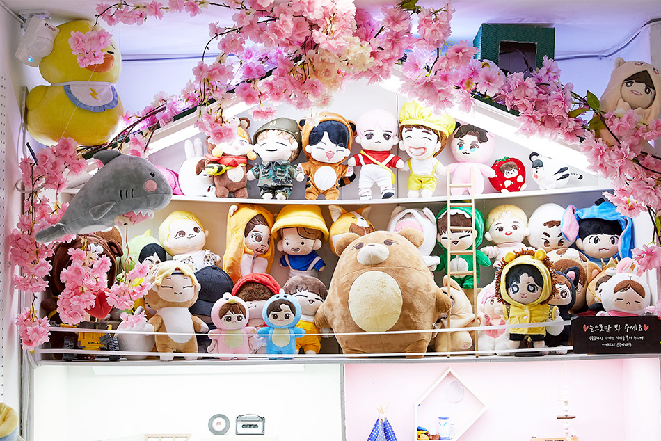Travel Highlights : VisitKorea Travel Highlights Shopping and Fun at Idol  Goods Stores | Official Korea Tourism Organization