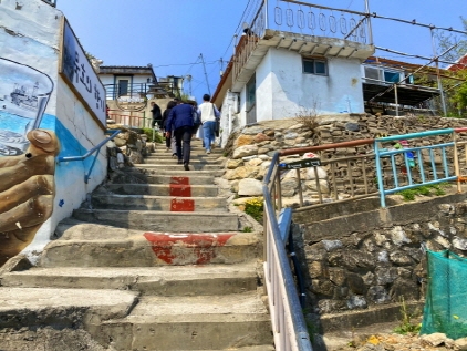 Escaleras y callejones estrechos en el sendero Nongoldam-gil