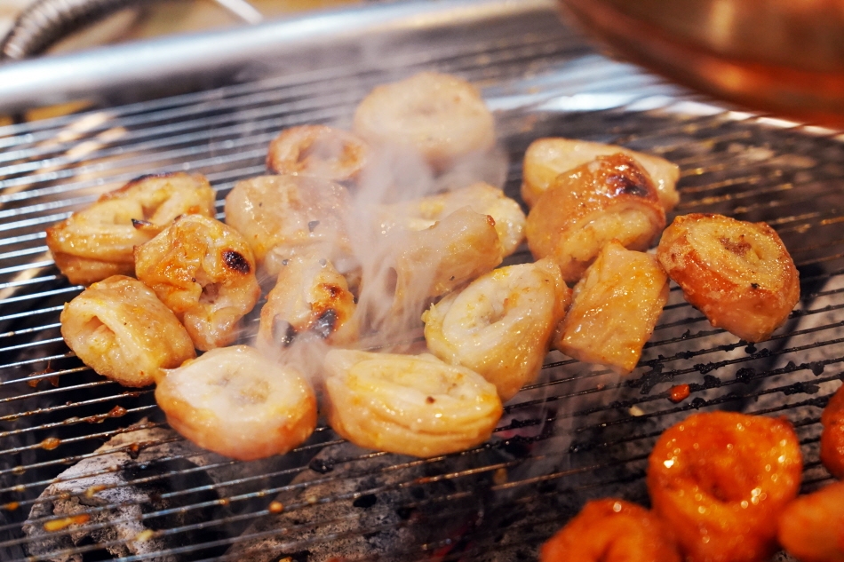 炭火で香ばしく焼き上げるマクチャン