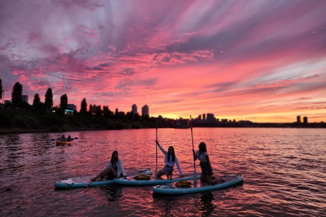 漢江公園でピクニックを楽しむ人々／漢江でパドルボードを満喫（写真提供：LUNARU KAYAK & CAMPING ）