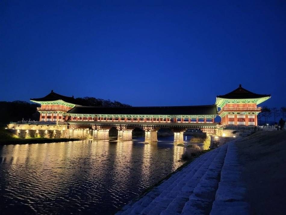 夜の月精橋（写真：旅行ノート） 