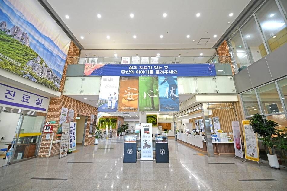 Лобби на 1-м этаже больницы