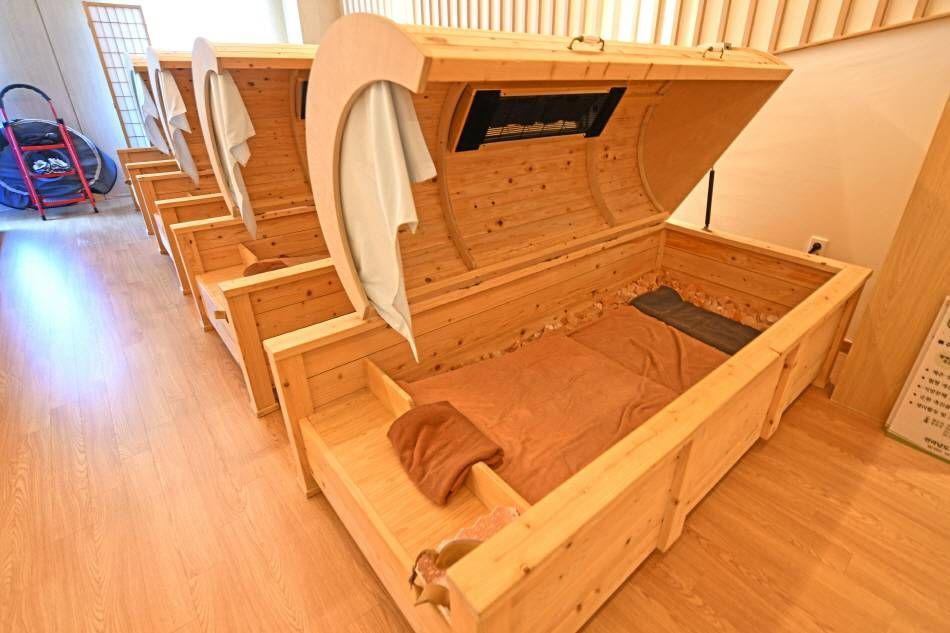 Горизонтальная кипарисовая бочка с подогревом в комнате для контрастной терапии 