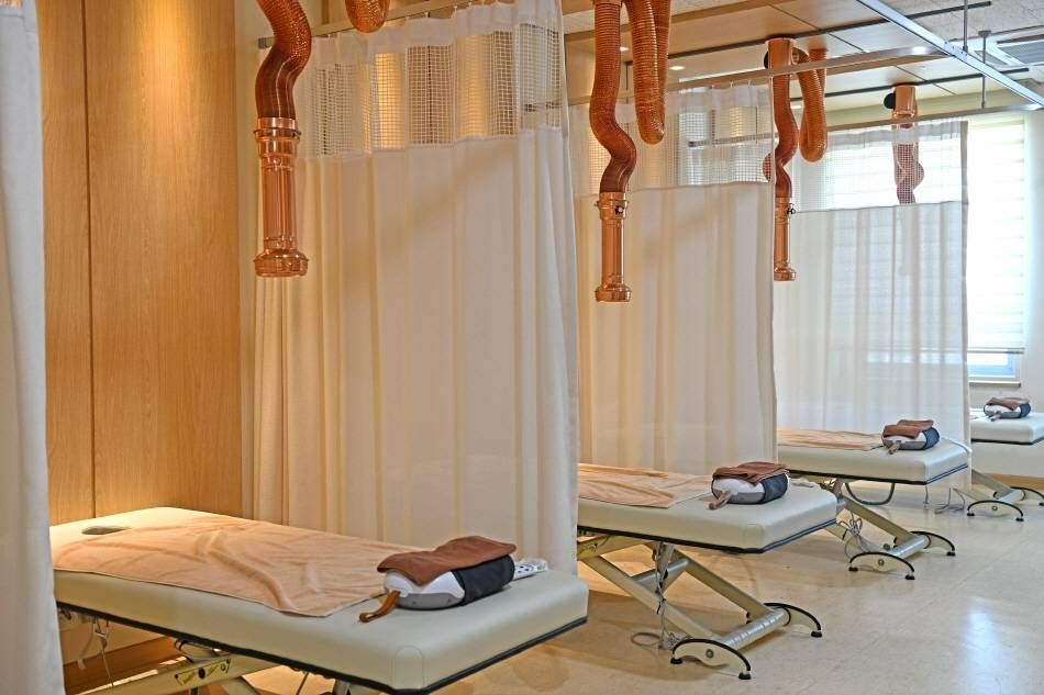 Комната для моксотерапии с системой вытяжки дыма от полынных мокс 
