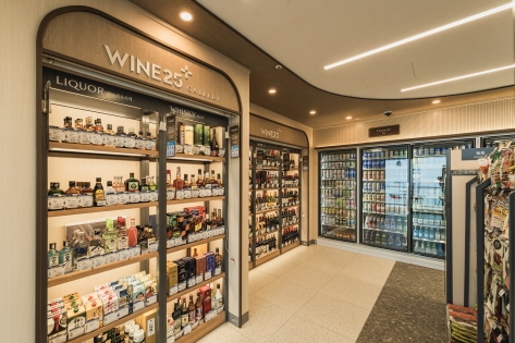 Wine25+ section with a wide selection of alcoholic beverages 