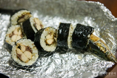 斬新なビジュアルで人気のサンマキンパプ(撮影:韓国観光公社キム・ジホ氏)