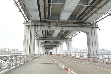 潜水橋（上の層が盤浦大橋）