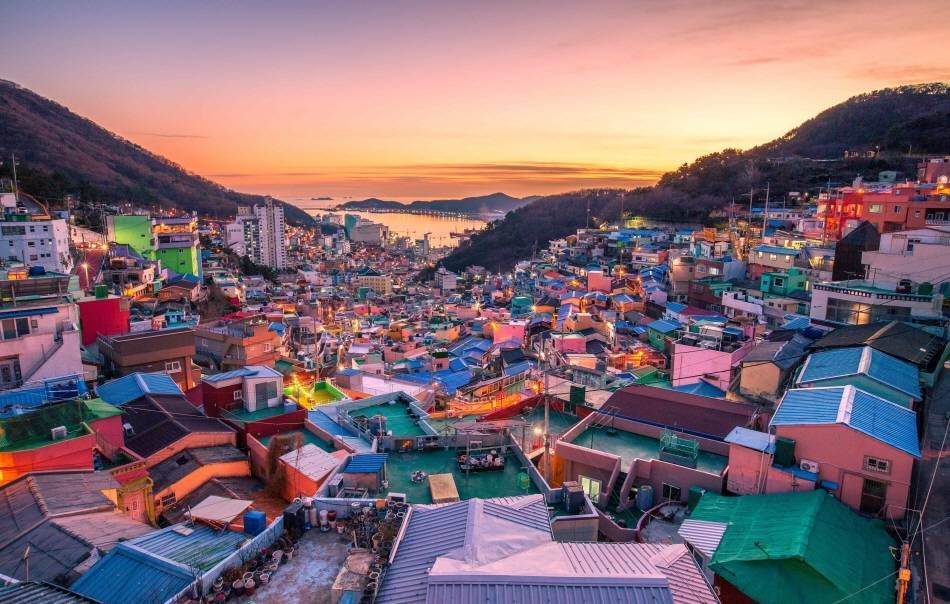 夕暮れ時の甘川文化村