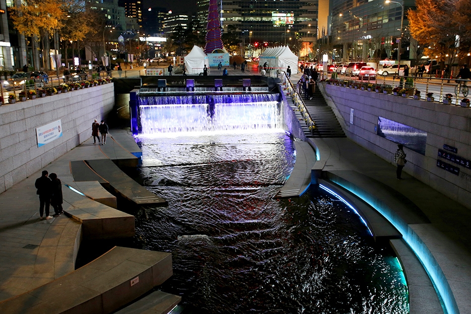 Wasserlauf Cheonggyecheon bei Nacht