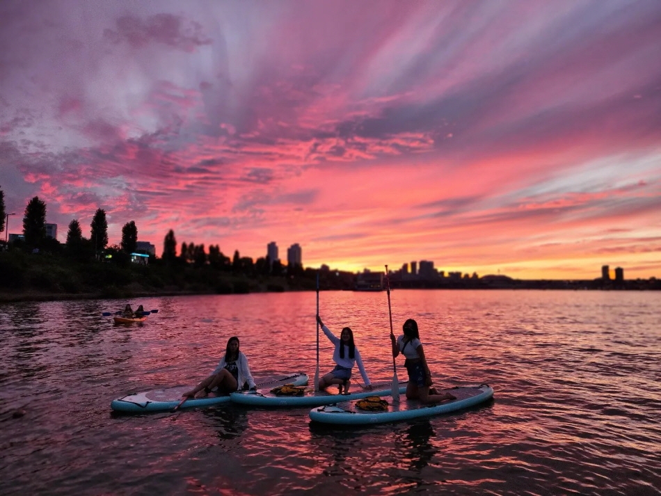 陽が沈み暗闇が近づく漢江とSUP参加者（写真提供：LUNARU KAYAK & CAMPING公式インスタグラム） 