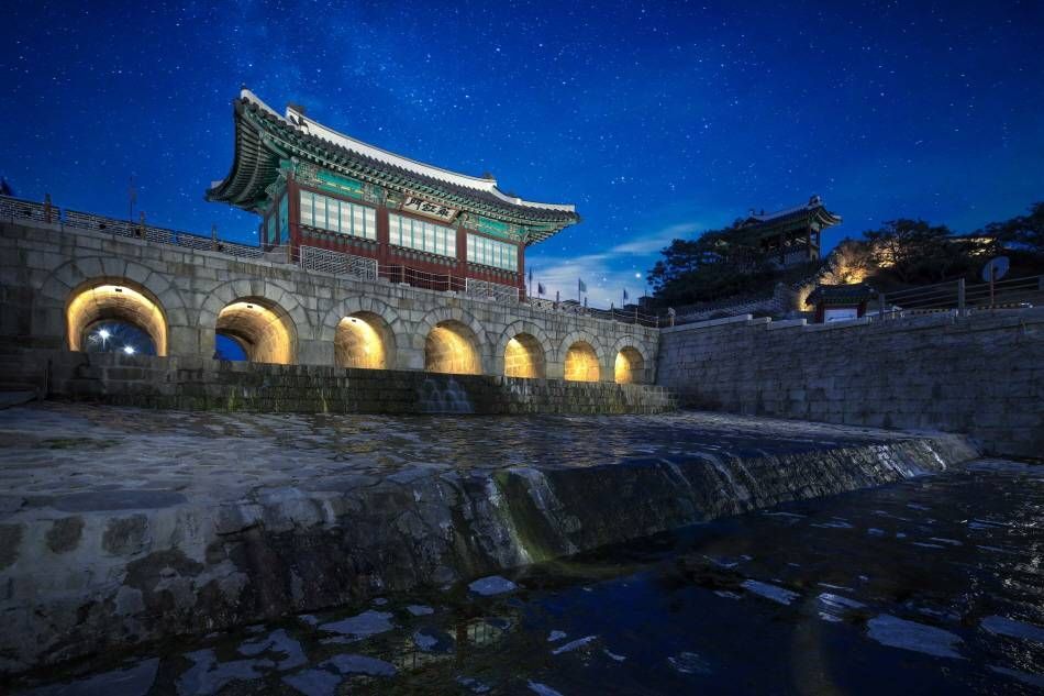 水原華城の城郭北にある水門・華虹門
