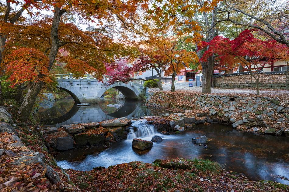 Bridge to Seonunsa Temple entrance