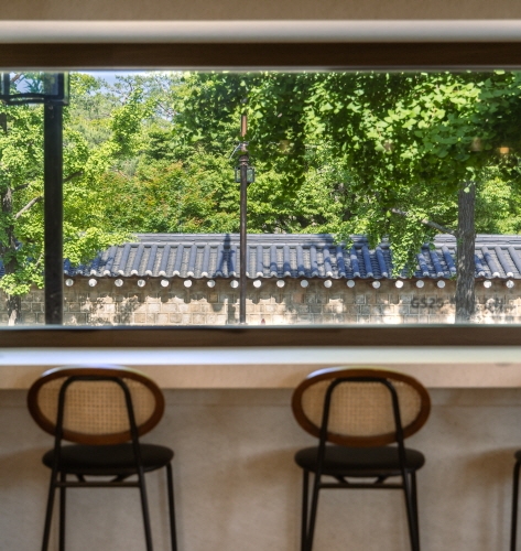 Gyeongbokgung Palace’s stone walls beyond the window (Credit: @ssangdoong_)