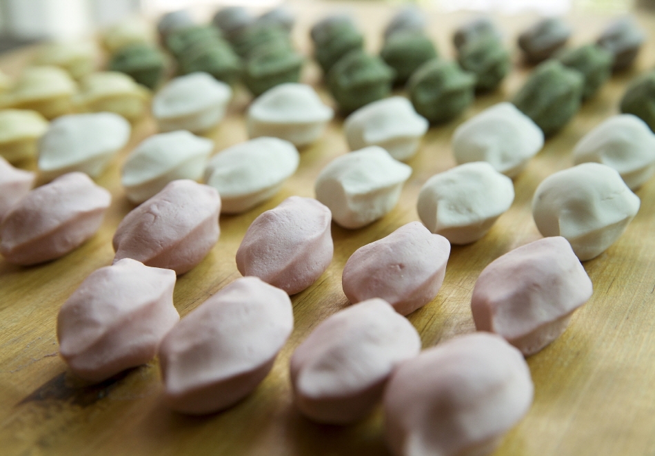 Mugworts, magnolia seeds, and other food items are used to add color to songpyeon