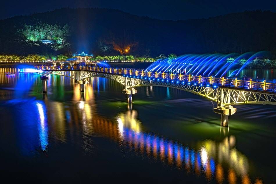 ライトアップされて幻想的な雰囲気に包まれる月映橋