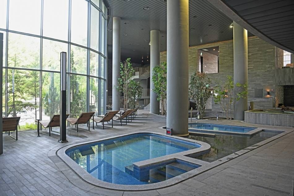 Интерьер спа с акцентом на изогнутые линии