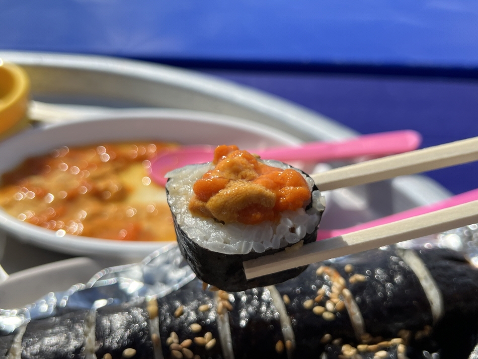 刺身の盛り合わせにキンパプを注文しウニをのせて食べると美味！