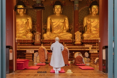 Imágenes de Buda en el pabellón principal Daeungjeon