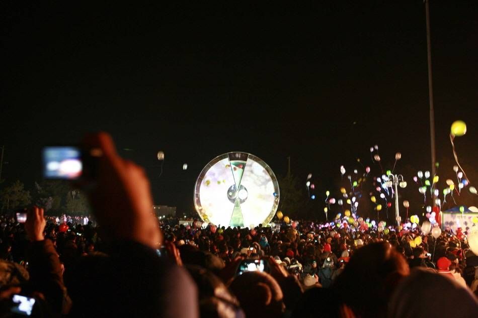 Celebrating the sunrise festival at Jeongdongjinhaebyeon Beach (Credit: KTO Photo Korea, photo by Kim Ji-ho)