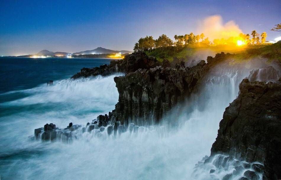 夜明け前荒波が打ちつける済州・西帰浦の柱状節理帯