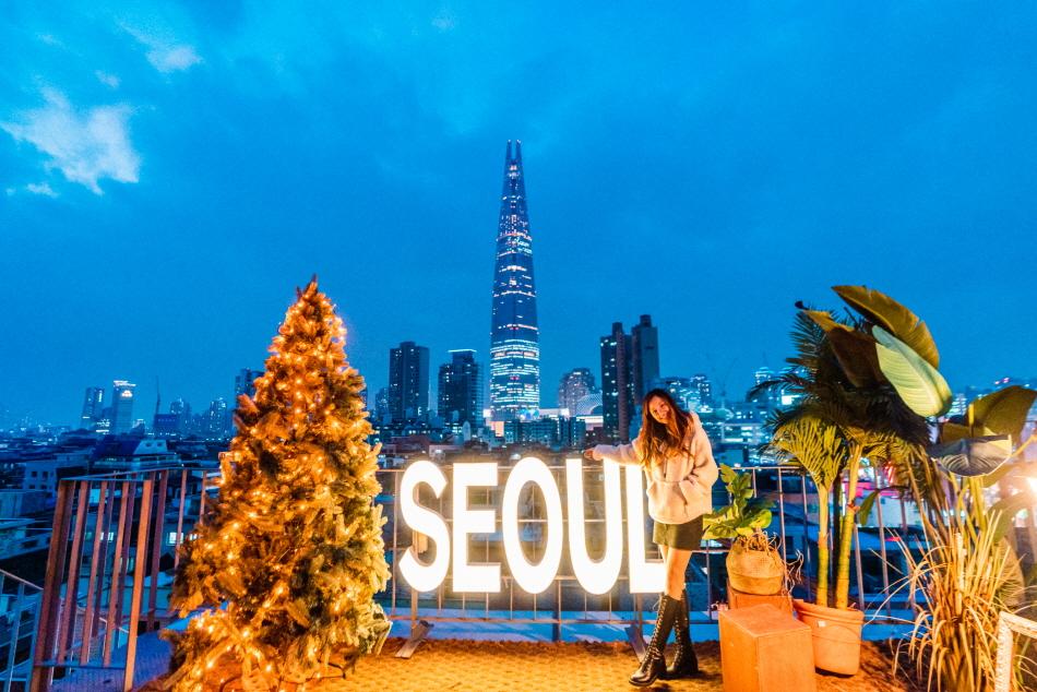 Seoulismから眺めるロッテワールドタワーの夜景