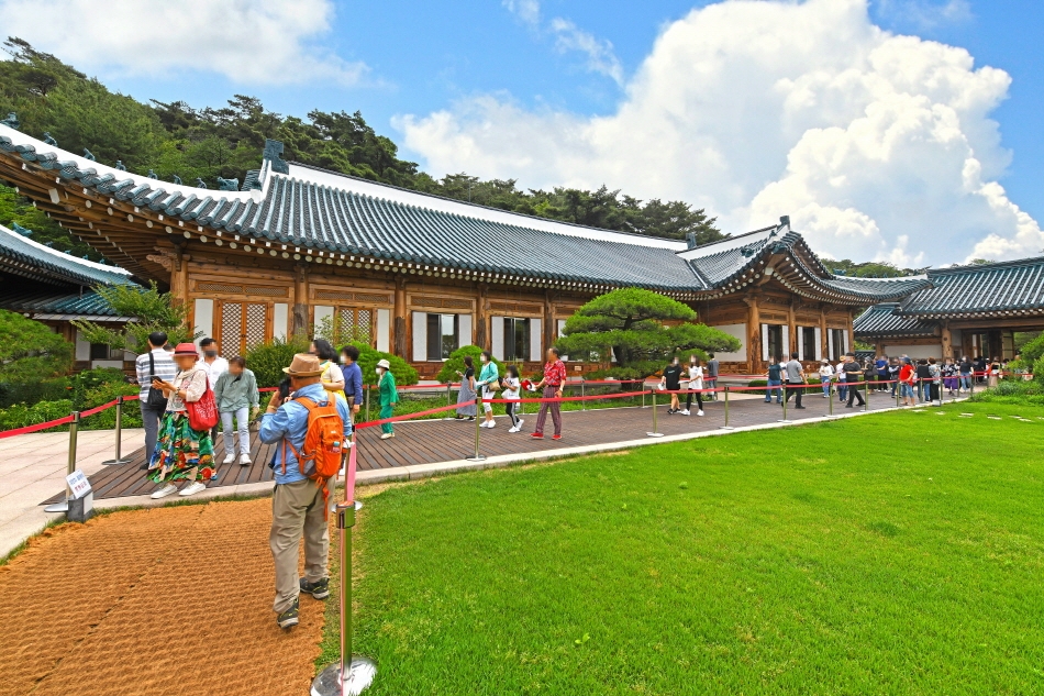 The official residence consists of the main building, annex, and sarangchae