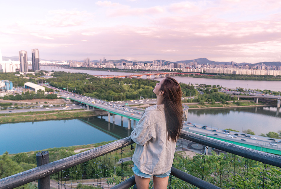 鷹峰山八角亭から眺めるソウルの風景
