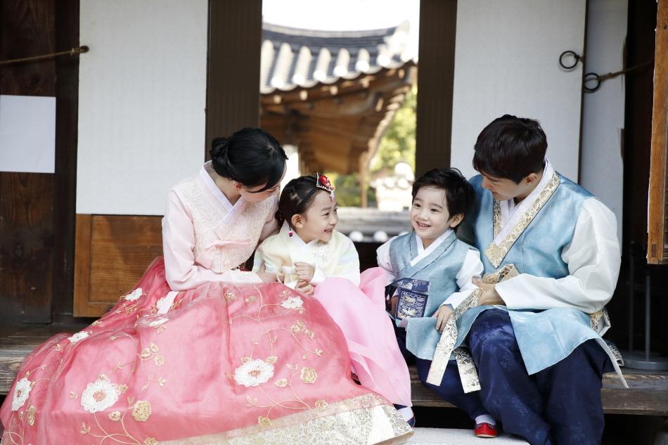 春節時全家團聚一起玩樂、享受傳統文化的韓國人