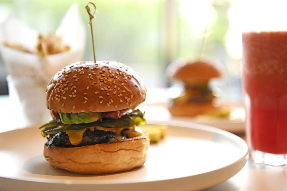 Garden grilled burger, популярное меню ресторана Mediterra