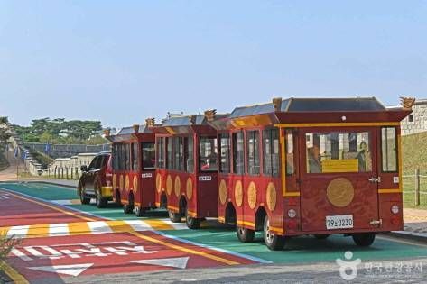 The trolley making a loop around the fortress
