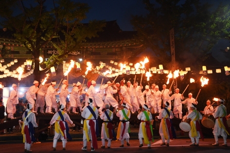 「江陵文化財夜行」から今年、新名称となりより一層華やかなさを増す江陵文化遺産夜行（写真提供：江陵文化院）