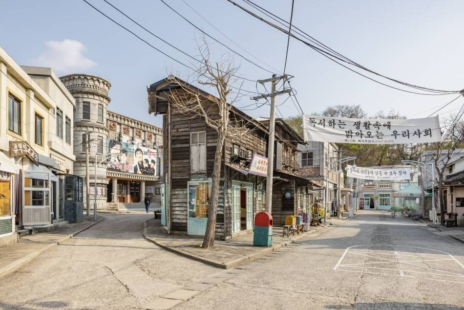 Aspecto de un pueblo de los años 60 y 70 en el set de rodaje