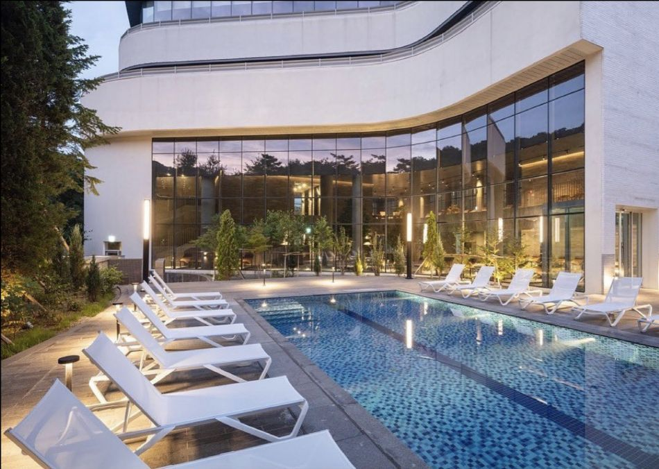 Открытый бассейн ⓒ HEIDI HAUS