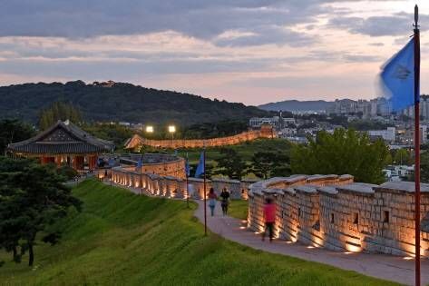 Night view of Hwaseong Fortress Trail &copy;Suwon City Tourism Division 