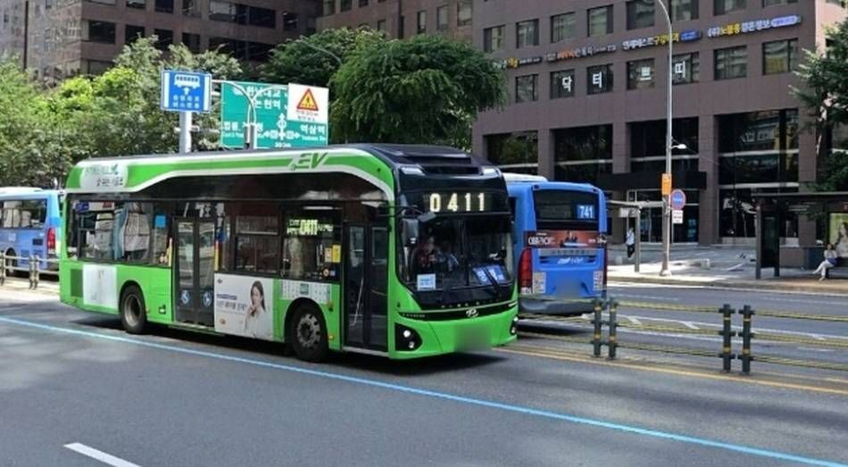 Blau markierter Busfahrstreifen in der Innenstadt 