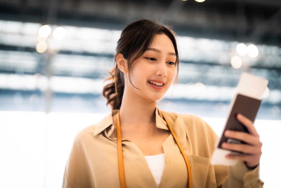 持护照的游客 (出处 : Getty Images Bank)