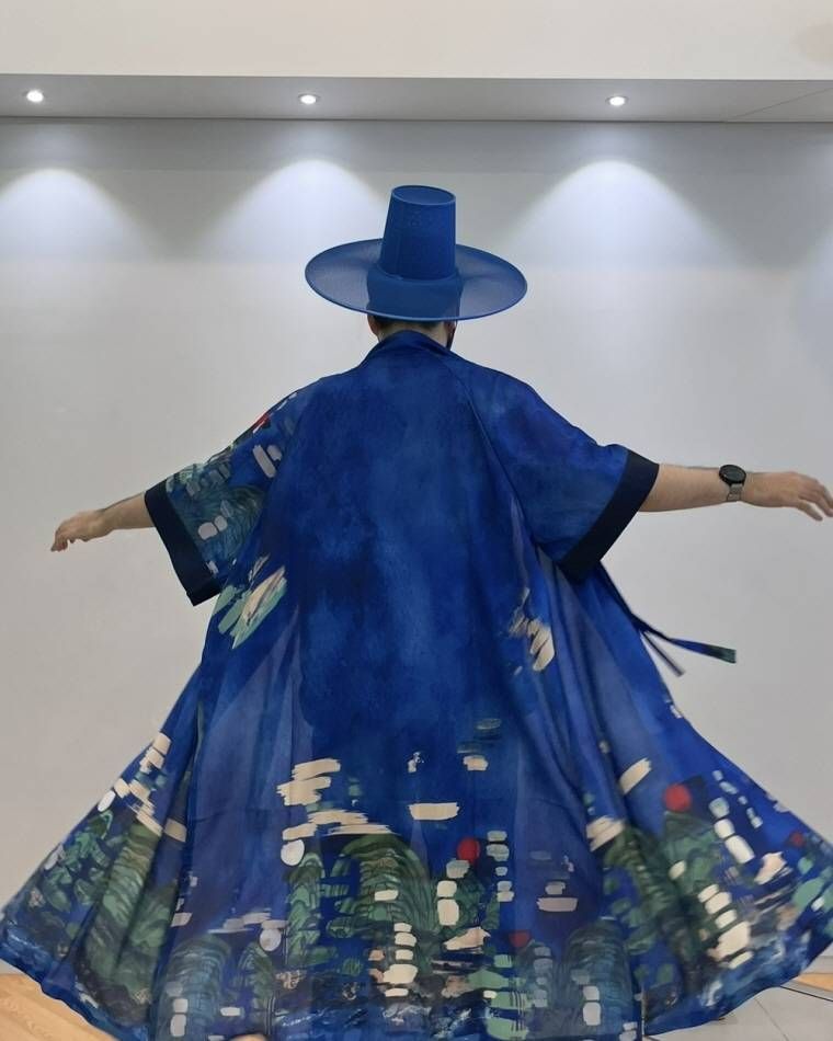 Vistiendo un traje tradicional