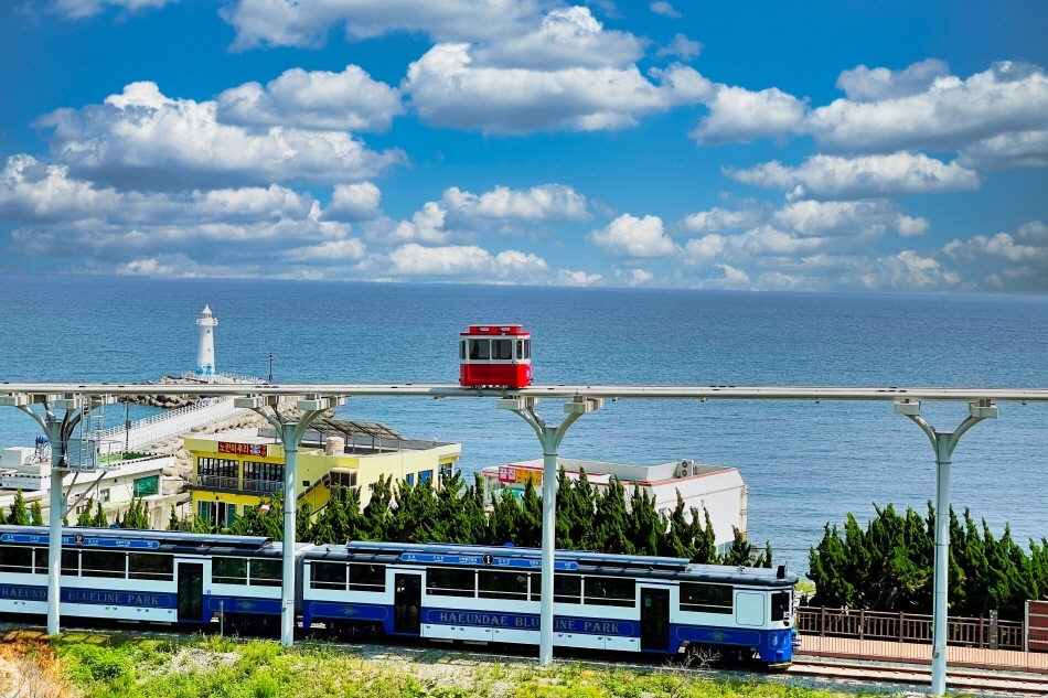 釜山の海辺を走る海辺列車（下）とスカイカプセル（上）（提供：海雲台ブルーラインパーク）