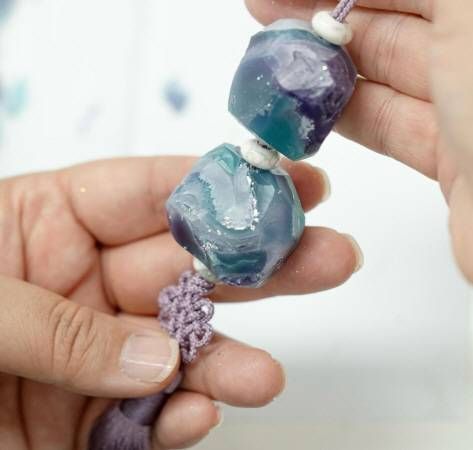 Schmucksteine in verschiedenen Farben und Formen