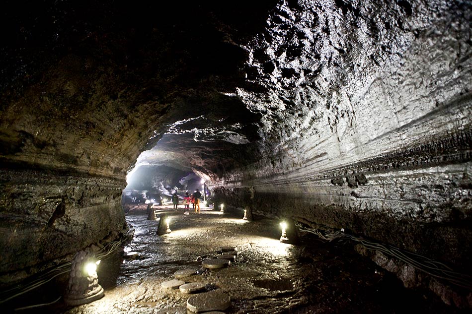 万丈窟（上）、万丈窟から見た外の風景（左）、ライトアップされた高さ7.6mに及ぶ万丈窟の溶岩石柱（右）