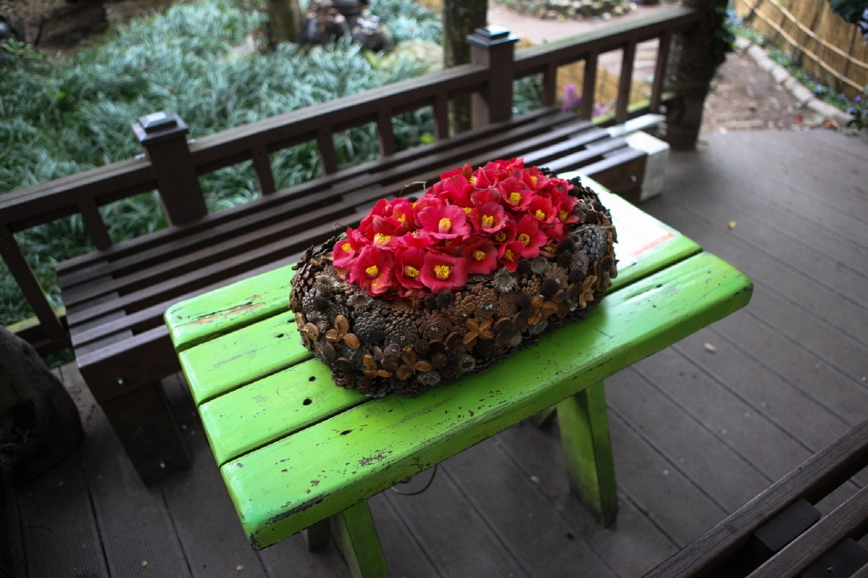 梧桐島の散策路にはツバキの花のフラワーアレンジメントも
