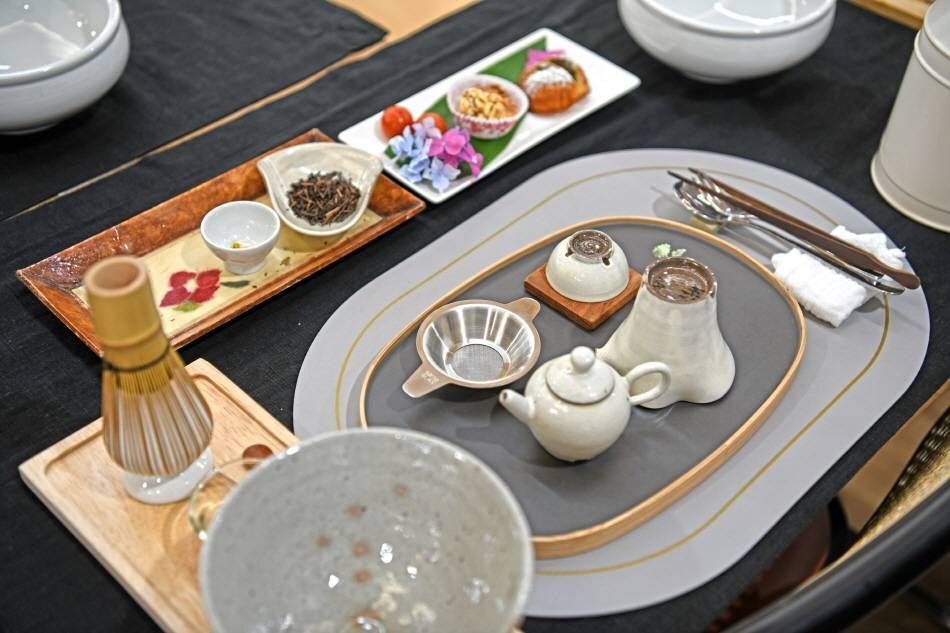 Чай и чайные принадлежности, подготовленные для мастер-класса по чайному сомелье