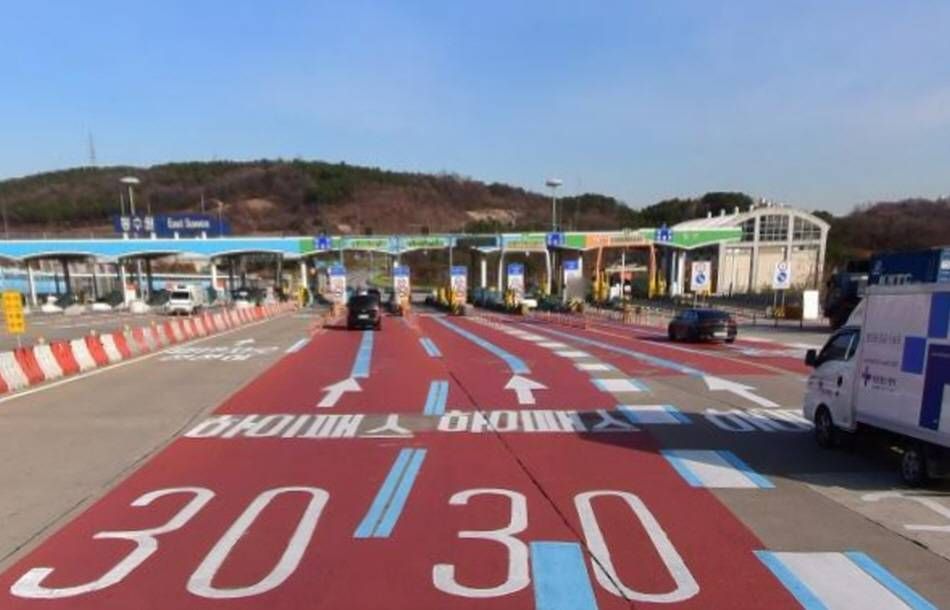 Blau markierte Fahrstreifen für Hi-Pass