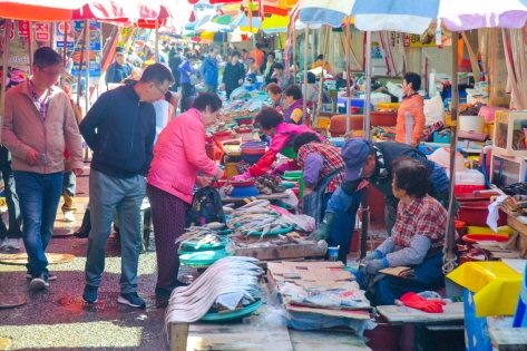 People shopping at a market (Credit: Korea Tourism Organization – Live Studio) 