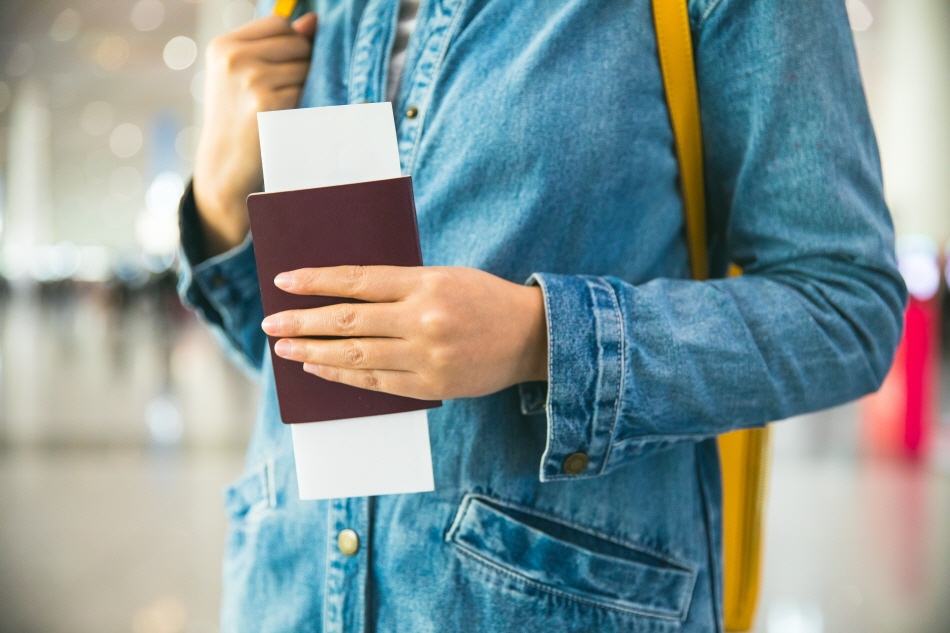 持护照的游客 (出处 : Getty Images Bank)